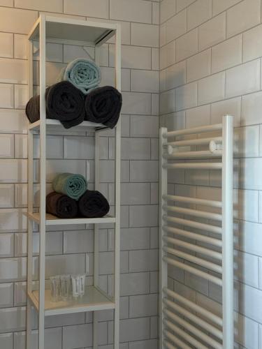 a towel rack with towels on it in a bathroom at B&B D'n Optie in Druten