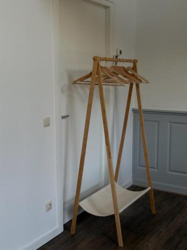 a wooden ladder with a white chair in a room at B&B D'n Optie in Druten