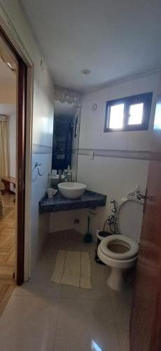 Vonios kambarys apgyvendinimo įstaigoje Edificio El Príncipe - Encarnación