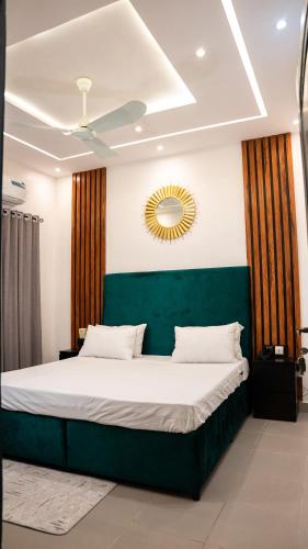 เตียงในห้องที่ Golden Appart