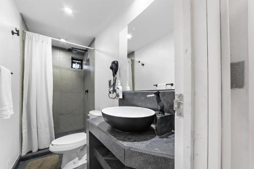 a bathroom with a bowl sink and a toilet at Suites Calle Berlin in Mexico City