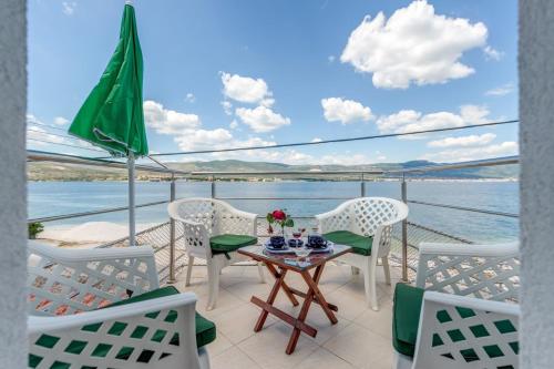 Apartments by the sea Arbanija, Ciovo - 13576