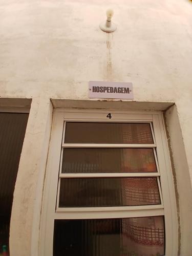 a sign above a window of a building at Kitnet 4 Vila Lunardi in Campinas