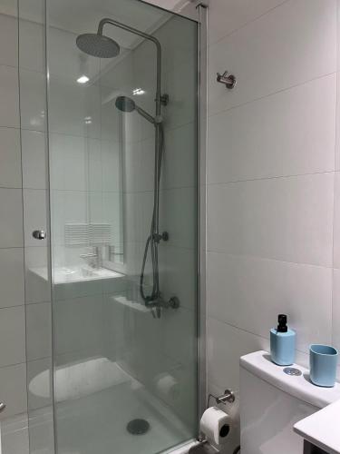 a bathroom with a shower with a glass door at Departamento moderno céntrico con piscina 2 Habitaciones 2 Baños in Chillán
