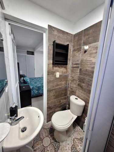 a bathroom with a toilet and a sink at Nuevo y Confortable Apartamento in Florencia