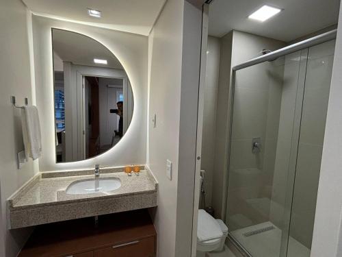 a bathroom with a sink and a shower and a mirror at Apart Blend Marista Ar, Cozinha Próx ao Órion in Goiânia