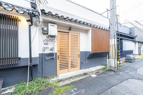 東順 天下茶屋 木の温もりを感じる 4つのベッド 広々クローゼット トイレ2つ 駅徒歩5分