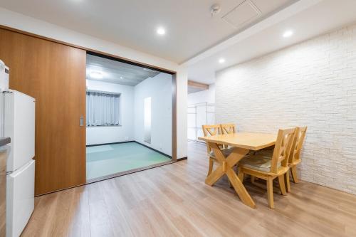 東順 天下茶屋 木の温もりを感じる 4つのベッド 広々クローゼット トイレ2つ 駅徒歩5分