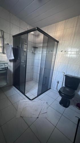 a bathroom with a shower and a toilet at Casa espaçosa e arejada in Garanhuns
