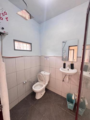 un baño con inodoro y lavabo en D'corner Homestay, en Lumajang
