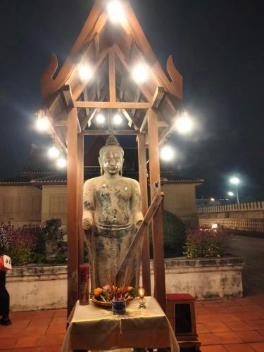 a large statue with lights on top of it at Tharuadaeng Old city Ayutthaya ท่าเรือแดง กรุงเก่า อยุธยา in Phra Nakhon Si Ayutthaya