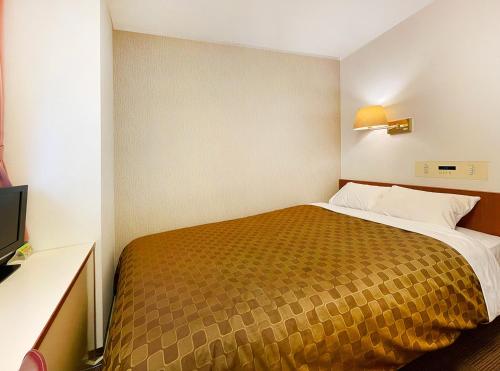 a bedroom with a large bed in a room at Hotel Trend Funabashi in Funabashi