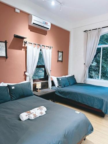a bedroom with two beds and a window at Jin homestay in Thôn Lại Thê