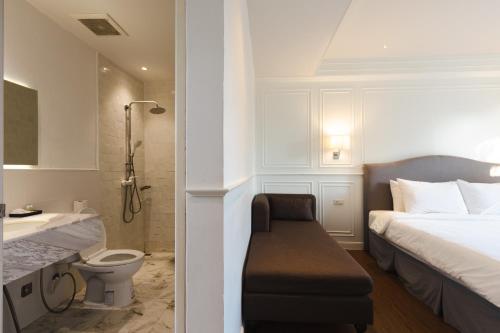 a bedroom with a bed and a toilet and a bathroom at บ้านสวนสมบูรณ์ in Sangkhla Buri