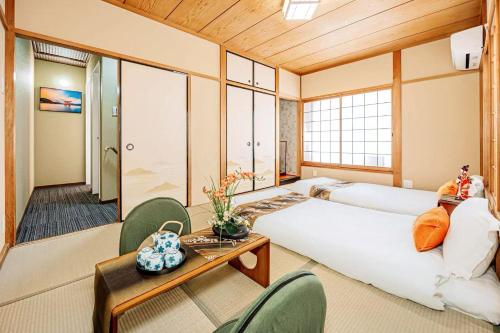 Kyoto Station Shinkansen,3 mins drive,15 mins walk, 3 bedrooms, 1 living room, 2 bathrooms, 68 sqm, washing machine with dryer, free parking