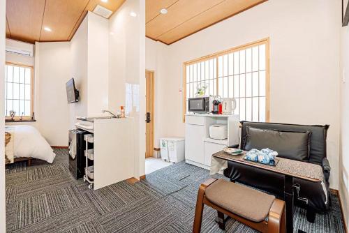 Kyoto Station Shinkansen,3 mins drive,15 mins walk, 3 bedrooms, 1 living room, 2 bathrooms, 68 sqm, washing machine with dryer, free parking