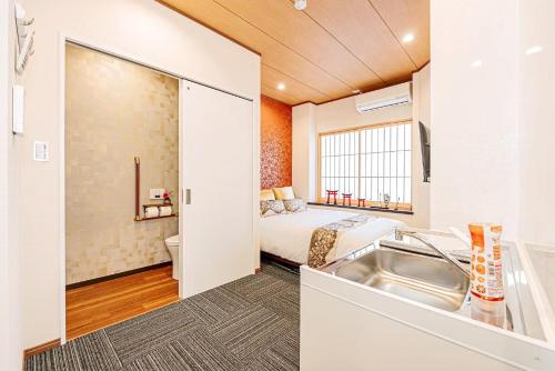 Kyoto Station Shinkansen,3 mins drive,15 mins walk, 3 bedrooms, 1 living room, 2 bathrooms, 68 sqm, washing machine with dryer, free parking