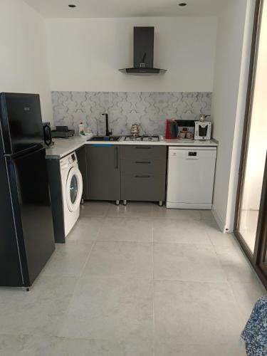 una cocina con nevera y lavadora en Harmony Hideaway Gabala, en Gabala