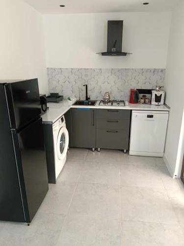 una cucina con frigorifero e lavatrice di Harmony Hideaway Gabala a Gabala