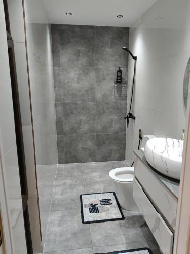 ein Badezimmer mit Dusche, Toilette und Waschbecken in der Unterkunft Harmony Hideaway Gabala in Qəbələ