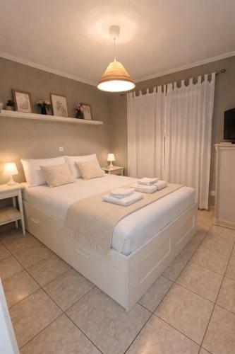 a bedroom with a large white bed in a room at La casilla de Miguel con jardín privado y piscinas in Denia