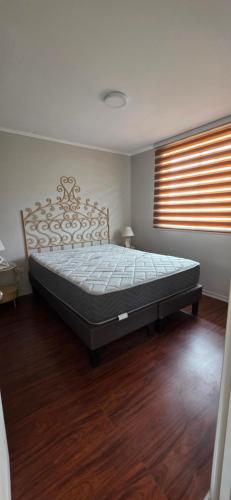 a bedroom with a bed in a room with a window at Maitencillo Shelter in Puchuncaví