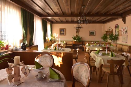 En restaurant eller et spisested på Gästehaus Bischof