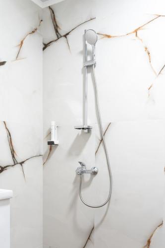 eine Dusche in einem Badezimmer mit Marmorwänden in der Unterkunft Стаи Симида in Debnevo
