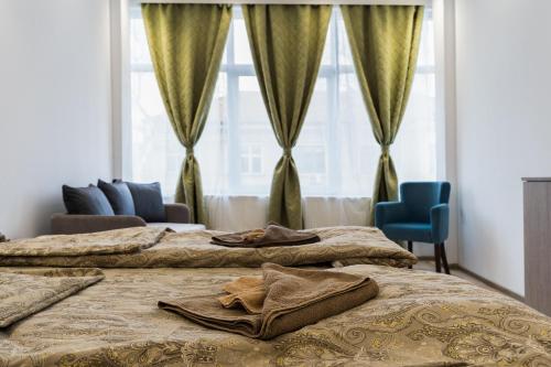zwei Betten in einem Hotelzimmer mit Handtüchern darauf in der Unterkunft Стаи Симида in Debnevo