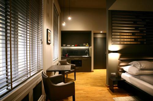 ブダペストにあるGateway Budapest Centrumのベッドルーム1室(ベッド1台、テーブル、椅子付)