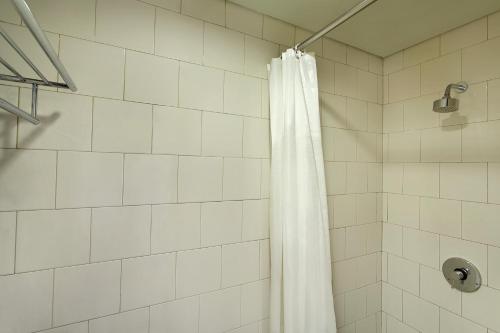 Phòng tắm tại Ibis Budget Jakarta Menteng