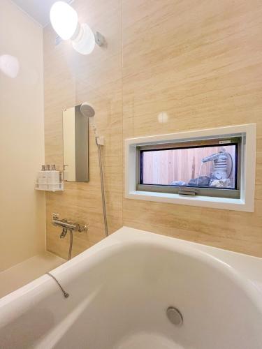 Up to 8 people , 65square , 10minutes by train to Namba , Japanese garden in the courtyard , Family-friendly , Free parking