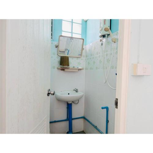 a bathroom with a sink and a mirror at Home one love Ayutthaya bangalow zone in Phra Nakhon Si Ayutthaya