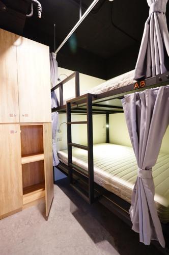 Двухъярусная кровать или двухъярусные кровати в номере Cavemen Hostel Taipei Station Youth Branch