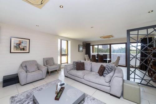 Modern 3BDR Apt at Villaggio - Rooftop Pool Skybar