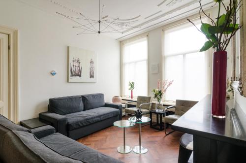 a living room with a couch and a table at Marnix Classic: Group Getaway in Amsterdam