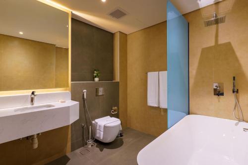 a bathroom with a sink and a toilet at Jarzez Inn Hotel Azaiba فندق جرزيز إن العذيبة in Muscat