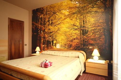 アッシジにあるB&B Francesco in Assisiのベッドルーム1室(壁に絵画が描かれたベッド1台付)