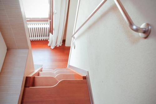 a staircase in a house with wooden floors and a window at Casa Girardi in Peschiera del Garda