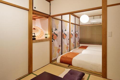 Maximum 10 people , 5 minutes by train to Namba , 65square , Japanese-style tea room , Private old house , Suitable for families