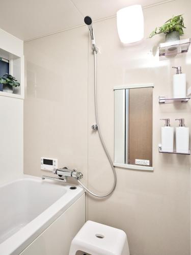 Maximum 10 people , 5 minutes by train to Namba , 65square , Japanese-style tea room , Private old house , Suitable for families