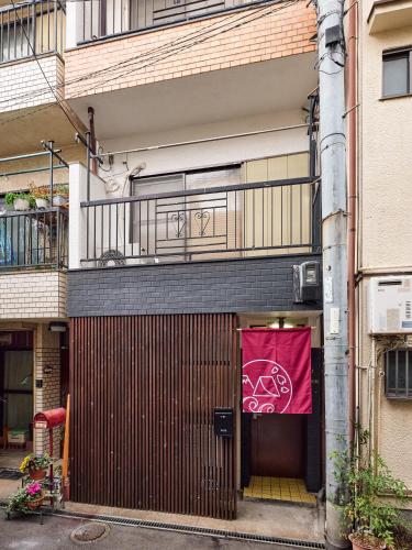 Maximum 10 people , 5 minutes by train to Namba , 65square , Japanese-style tea room , Private old house , Suitable for families