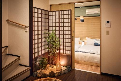 Maximum 10 people , 5 minutes by train to Namba , 65square , Japanese-style tea room , Private old house , Suitable for families
