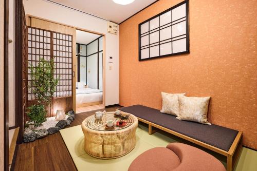 Maximum 10 people , 5 minutes by train to Namba , 65square , Japanese-style tea room , Private old house , Suitable for families