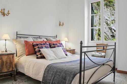 a bedroom with a bed with colorful pillows at Casa Dolce Vita in Pigna