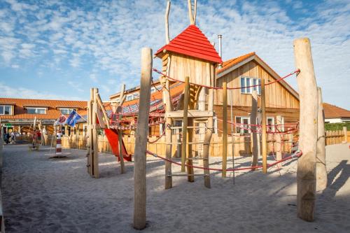 Children's play area sa Vakantiepark Dennenoord