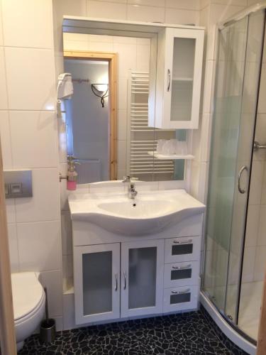 A bathroom at Pension Zum Bauernstübl