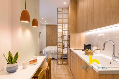 Stylish Love Nest W Balcony in Heart of Koukaki!