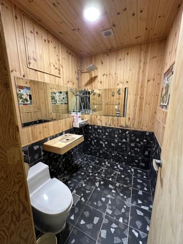 a bathroom with a toilet and a sink at 명파아트호텔 in Chŏjil-li