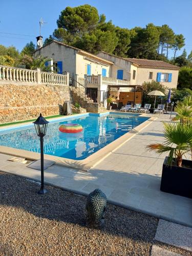Swimmingpoolen hos eller tæt på Gîte Le Défends